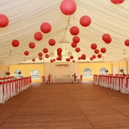 Palac Parkowy W Parnowie Bed & Breakfast *