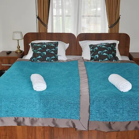 Palac Parkowy W Parnowie Bed & Breakfast *